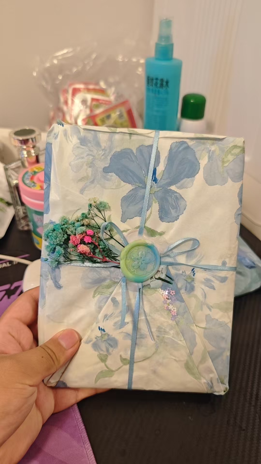 蓝花纸、丝带、蜡封与小花束包装
